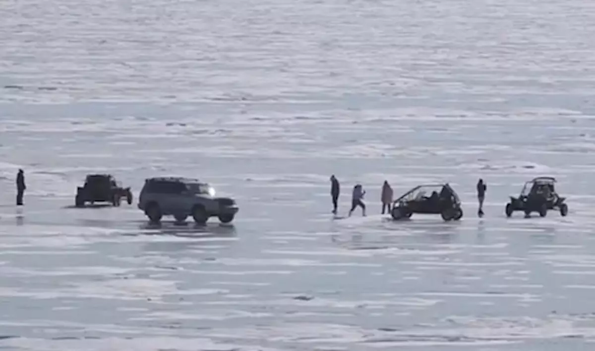 載有8名中國遊客汽車沉入俄國貝加爾湖破裂冰面下 7死一獲救