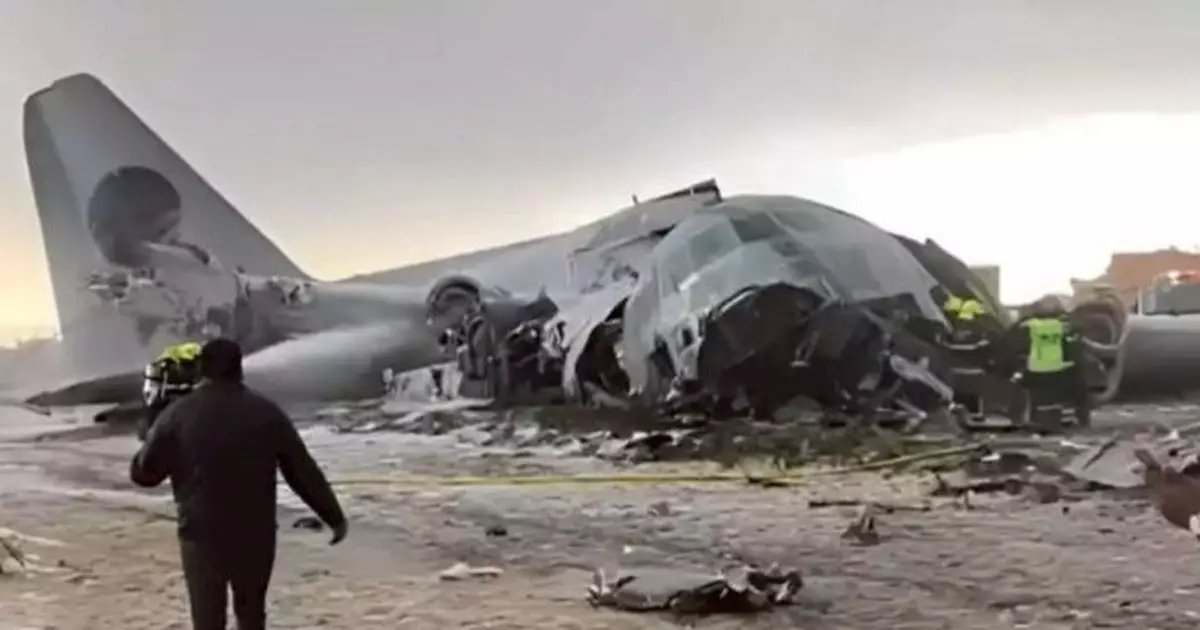 玻利維亞空軍運輸機降落衝出跑道 同多部汽車相撞釀最少15死