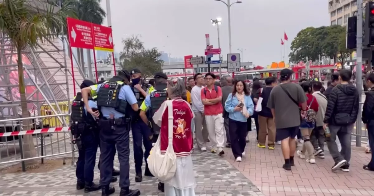 新春花車巡遊匯演晚上舉行 市民下午在尖沙咀等候觀賞