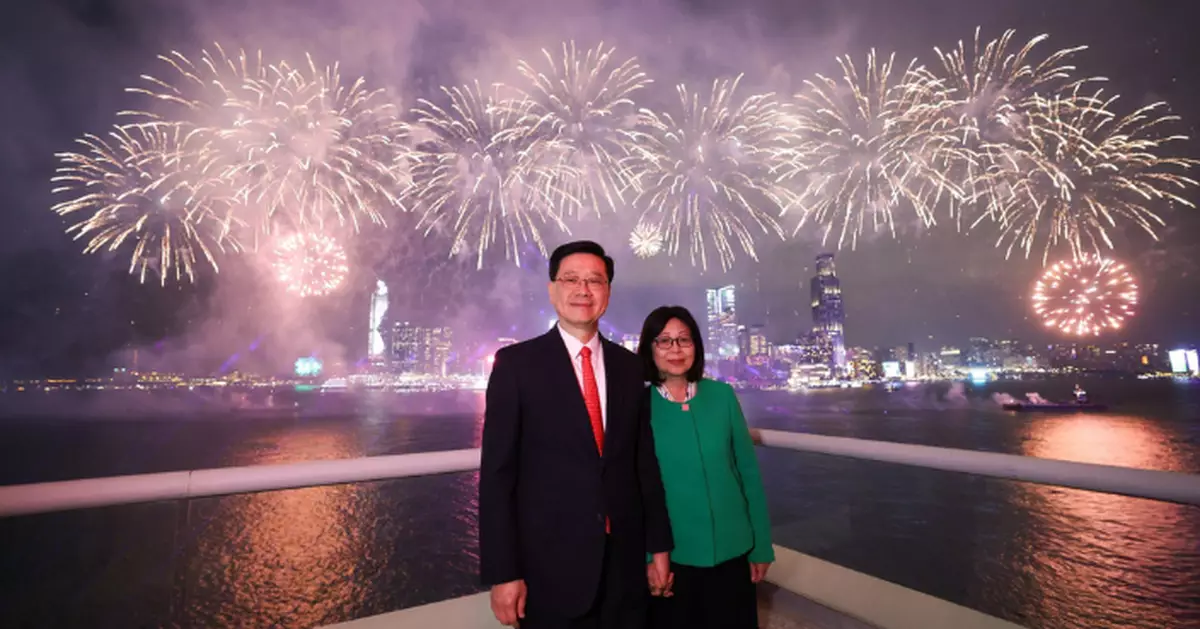 李家超偕夫人欣賞煙花 稱將帶領政府與市民勇往直前創出新成績