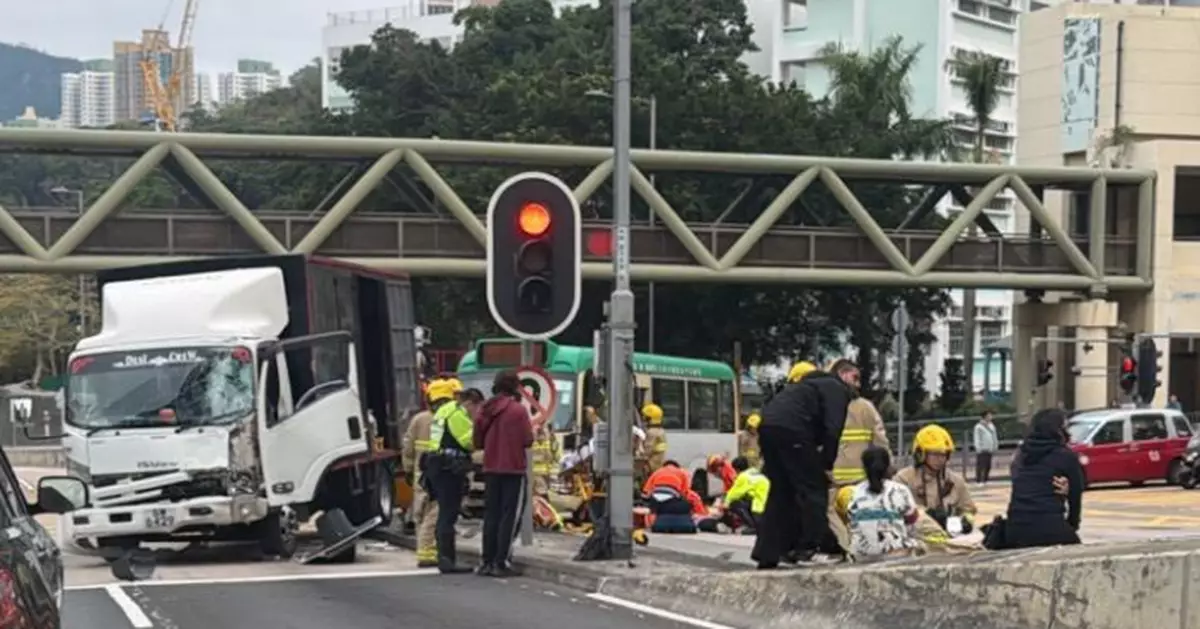 輕型貨車新清水灣道與小巴相撞5人傷一人昏迷 19歲貨車司機涉危駕被捕