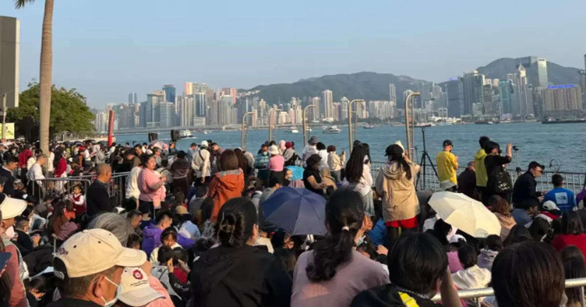 市民旅客齊霸位 尖沙咀海旁等候觀看煙花匯演