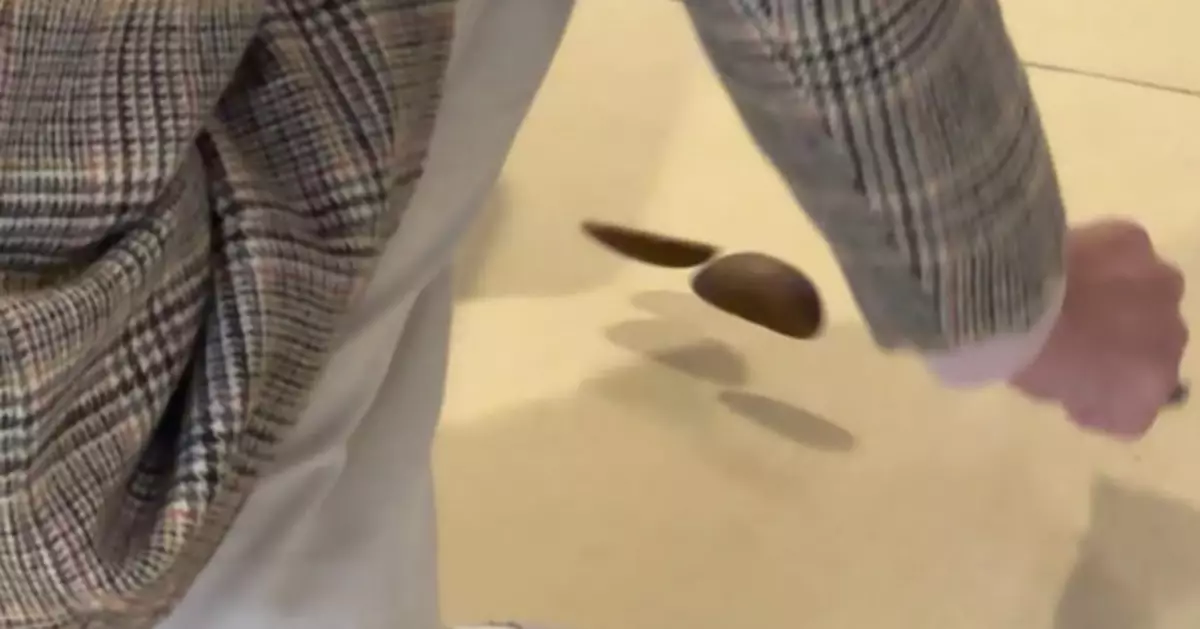 女子馬鞍山商場內突擲筊 疑即場問神明  網民笑：廢事行叉踏錯