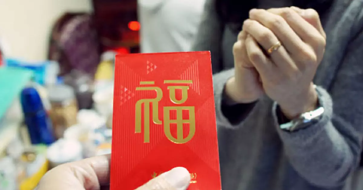 收利是陷尷尬！港女拆開親戚所贈靚封見「吉」猶豫應否告知對方 網民咁建議