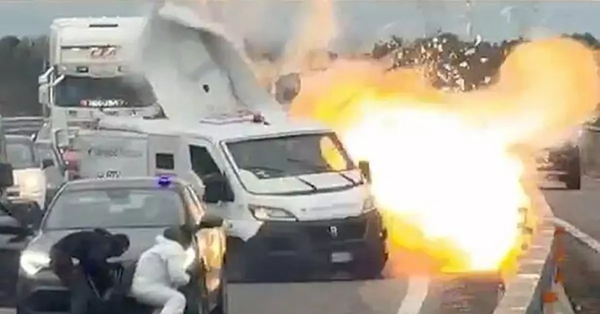 燃車阻路放炸彈 意劫匪國道劫「運鈔車」因1安全機制失手 與警方駁火2人被捕