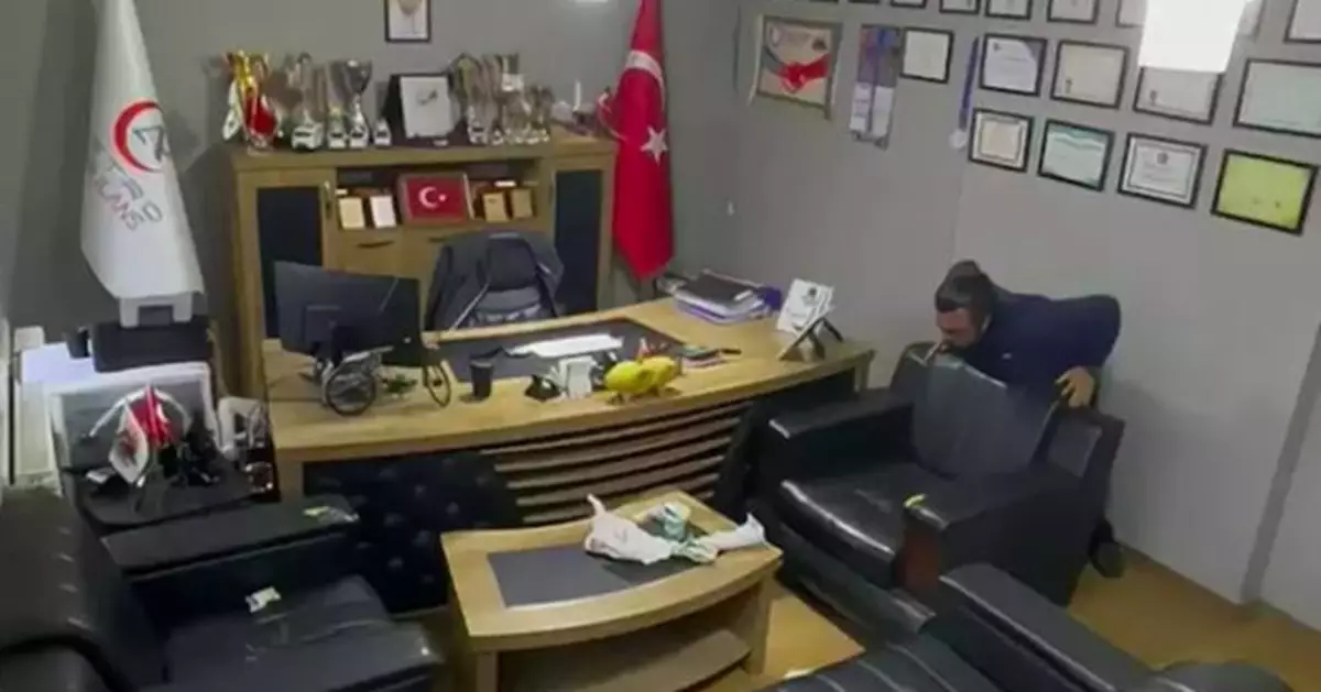 獨處噎到怎麼辦？土耳其急救專家示範「謙烈治」急救法成功排出異物