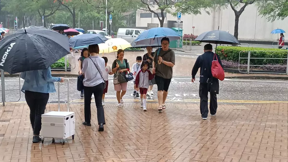 暴雨將持續影響本港。巴士的報記者攝