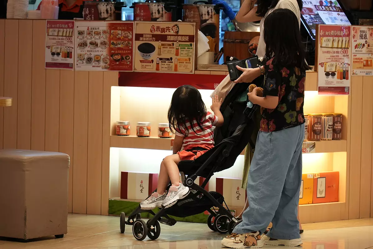 為減輕中產及家庭負擔，政府全面上調多項免稅額。巴士的報記者攝