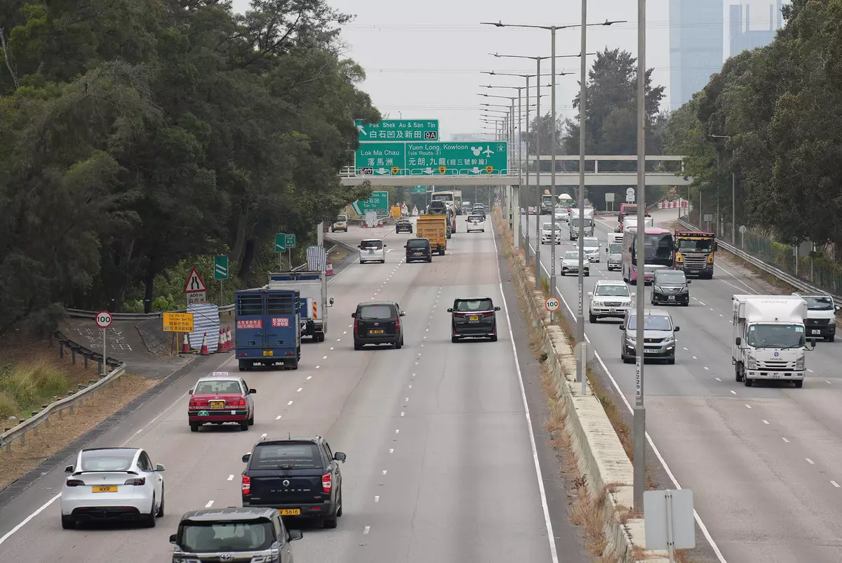 嶺南大學研究生院助理教授陳德軒指出，現時旅遊業過度集中於維港兩岸，鄉郊資源未獲充分利用；「北都城鄉共融基金」能針對交通配套不足等痛點，鼓勵發掘新界北部的文化旅遊潛力，引導旅客走訪不同角落以分流熱門景點壓力，真正實現「無處不旅遊」。巴士的報記者攝