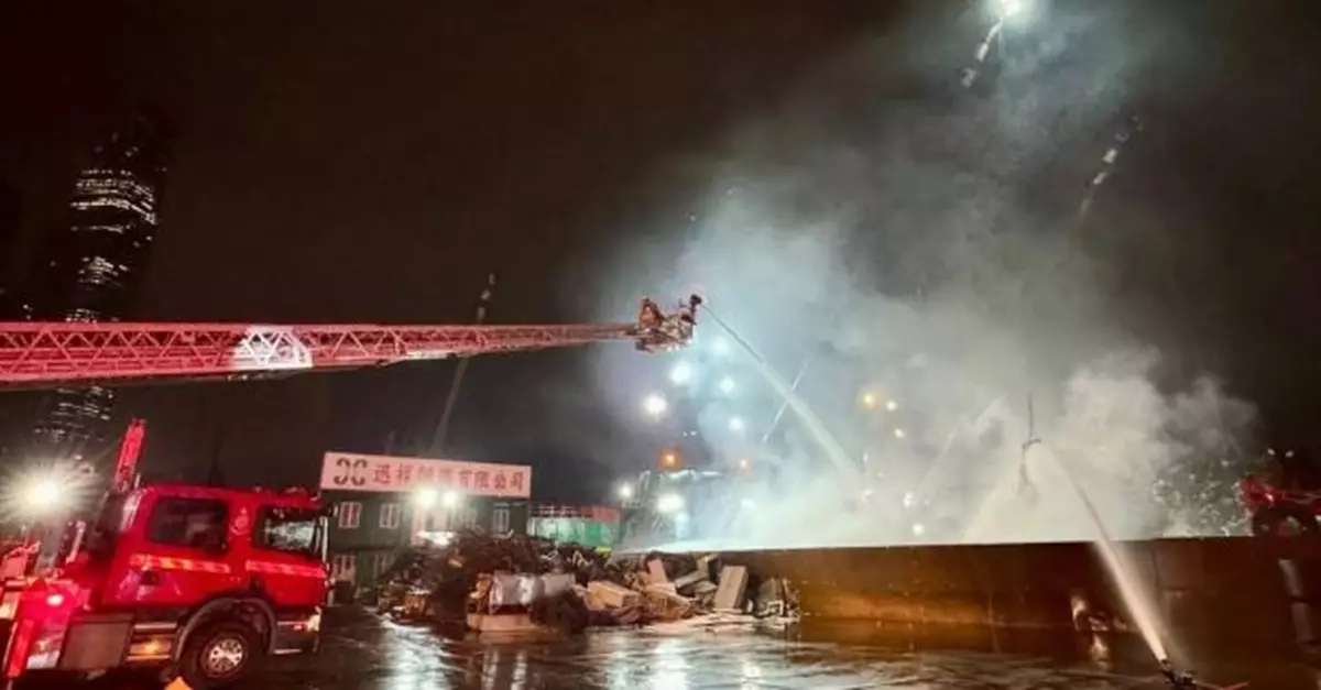 新油麻地公眾貨物裝卸區凌晨有躉船起火　無人受傷