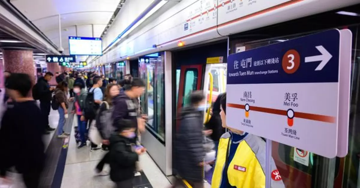 途經紅磡站屯馬綫乘客需往對面月台轉車繼續行程　月台會有指示牌