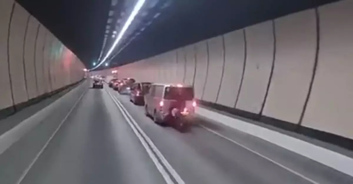 電單車疑收掣不及大老山隧道管道內撞入前車　司機多處傷送院