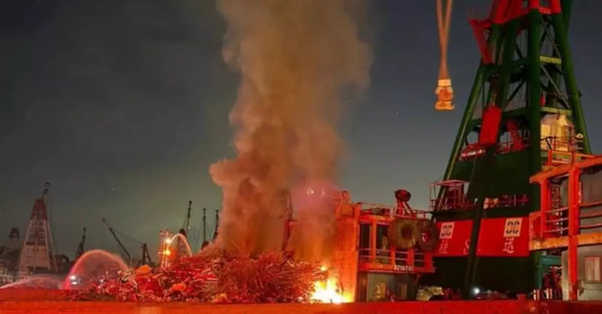 新油麻地公眾貨物裝卸區無人躉船起火　消防正滅火
