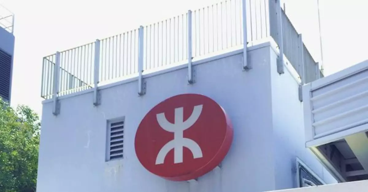 港鐵港島綫灣仔站附近列車服務暫停　因有物件阻礙路軌