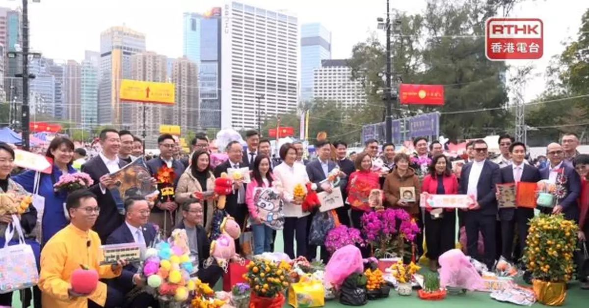 立法會議員到維園年宵支持本地消費　購買海味及學生文創產品等