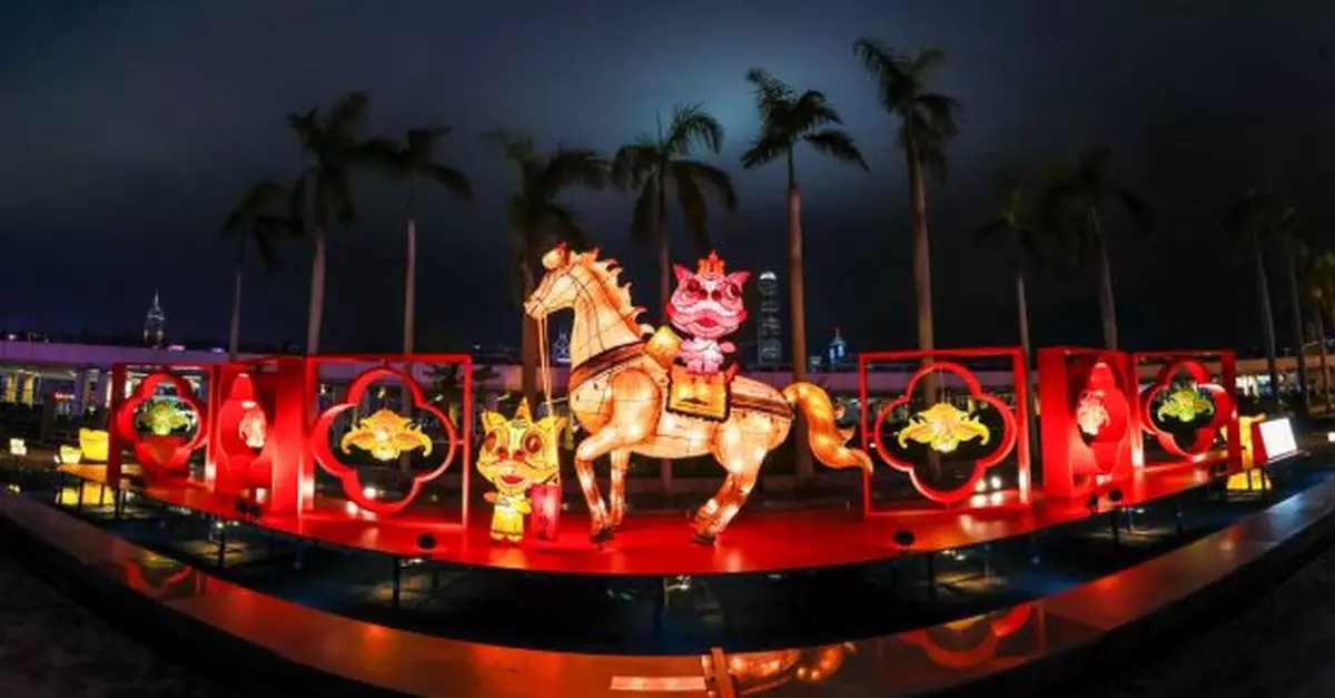 春節綵燈展今起文化中心廣場舉行　資深紮作師傅製駿馬醒獅花燈