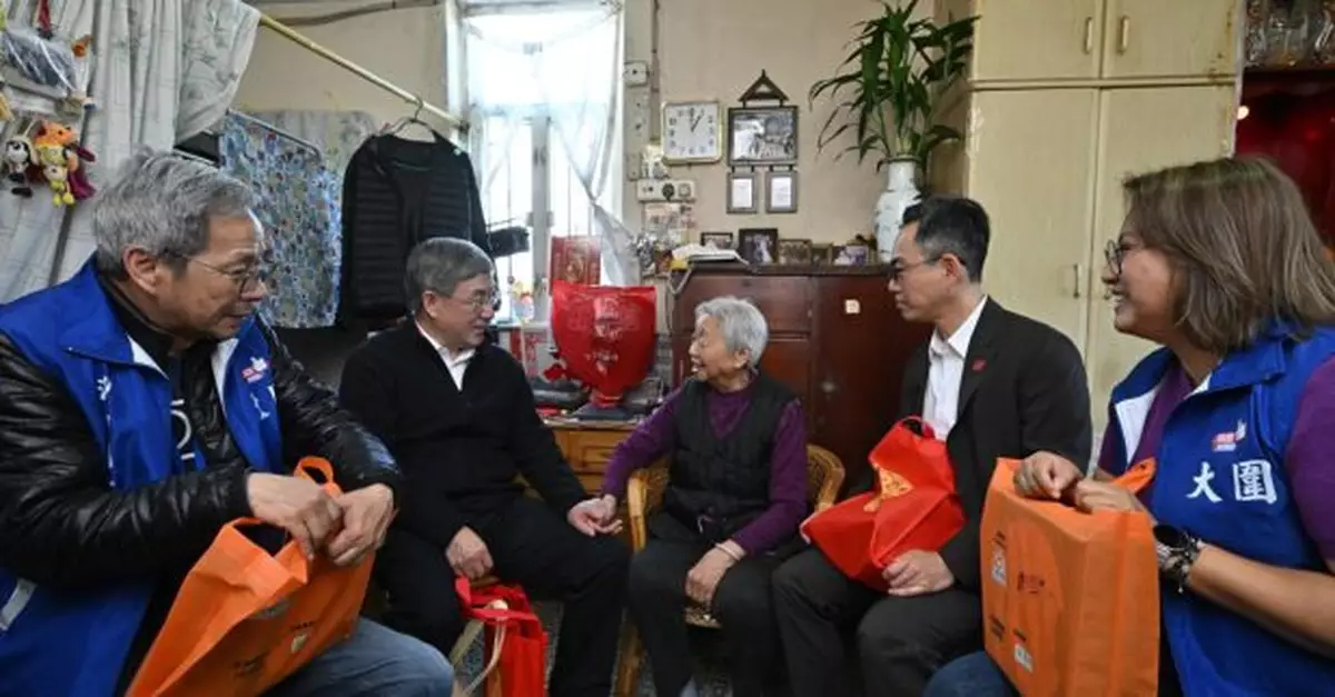 卓永興到大圍美林邨探訪居民　送上賀年食品及福袋