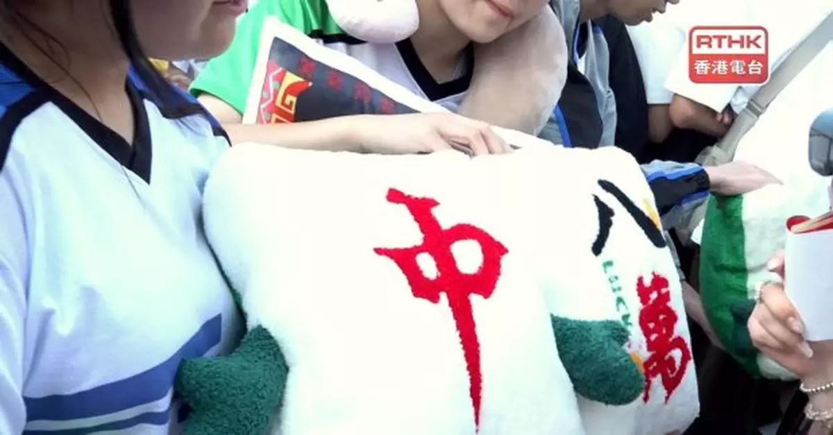 維園年宵市場氣氛熱鬧　有市民表示商品款式比以往多