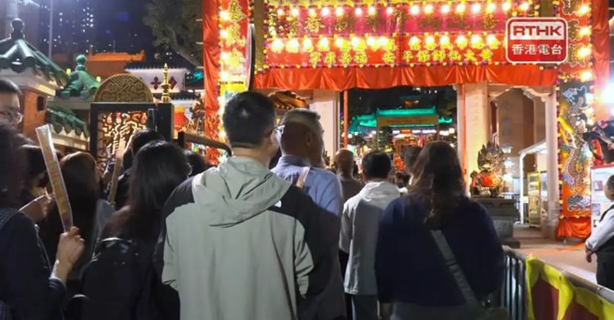 大批市民到黃大仙祠　爭取踏入子時上頭炷香