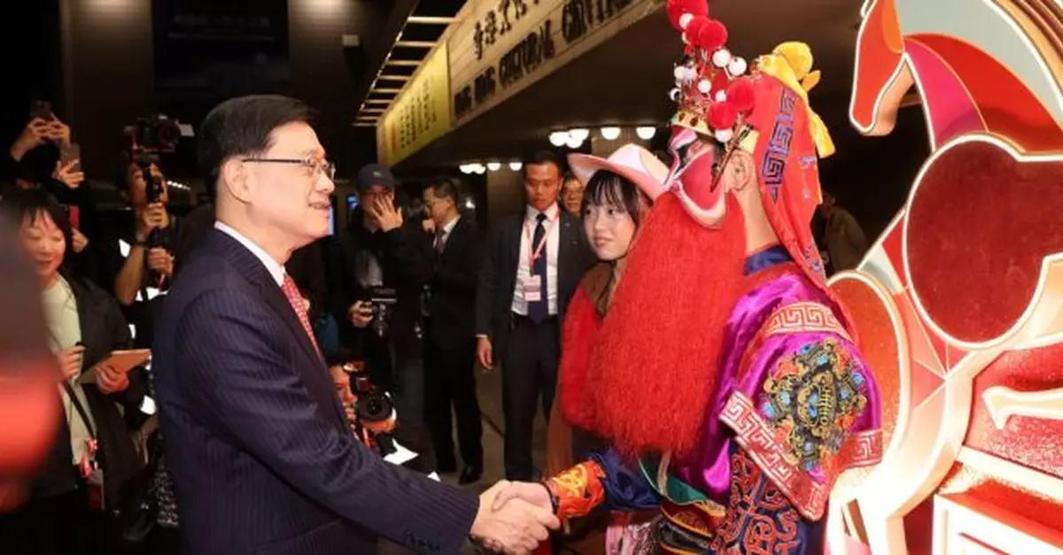 李家超與表演團隊見面　感謝帶來視聽盛宴將尖沙咀變成歡樂跳舞街