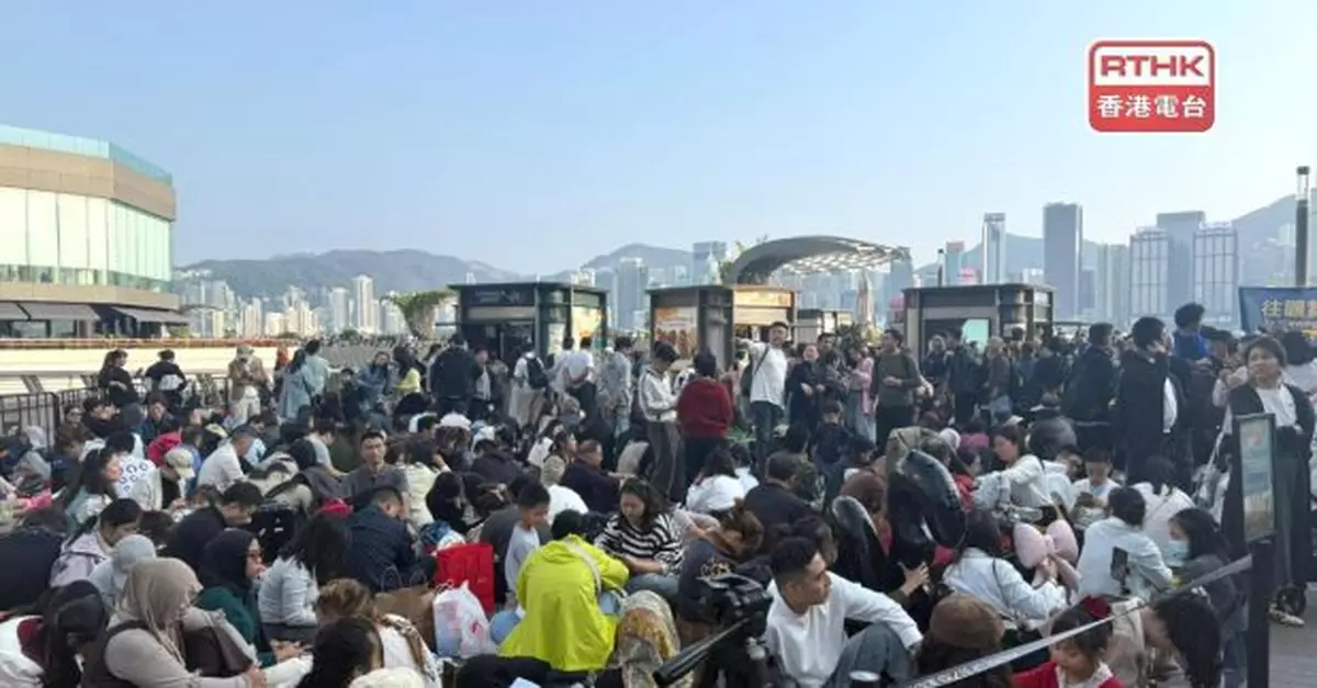 大批市民及旅客尖沙咀海旁佔據有利位置等候觀賞新春煙花匯演