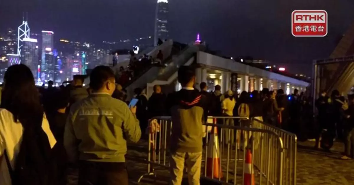 觀賞煙花人潮逐步散去　部分港鐵站及高鐵西九龍站有出入口暫關