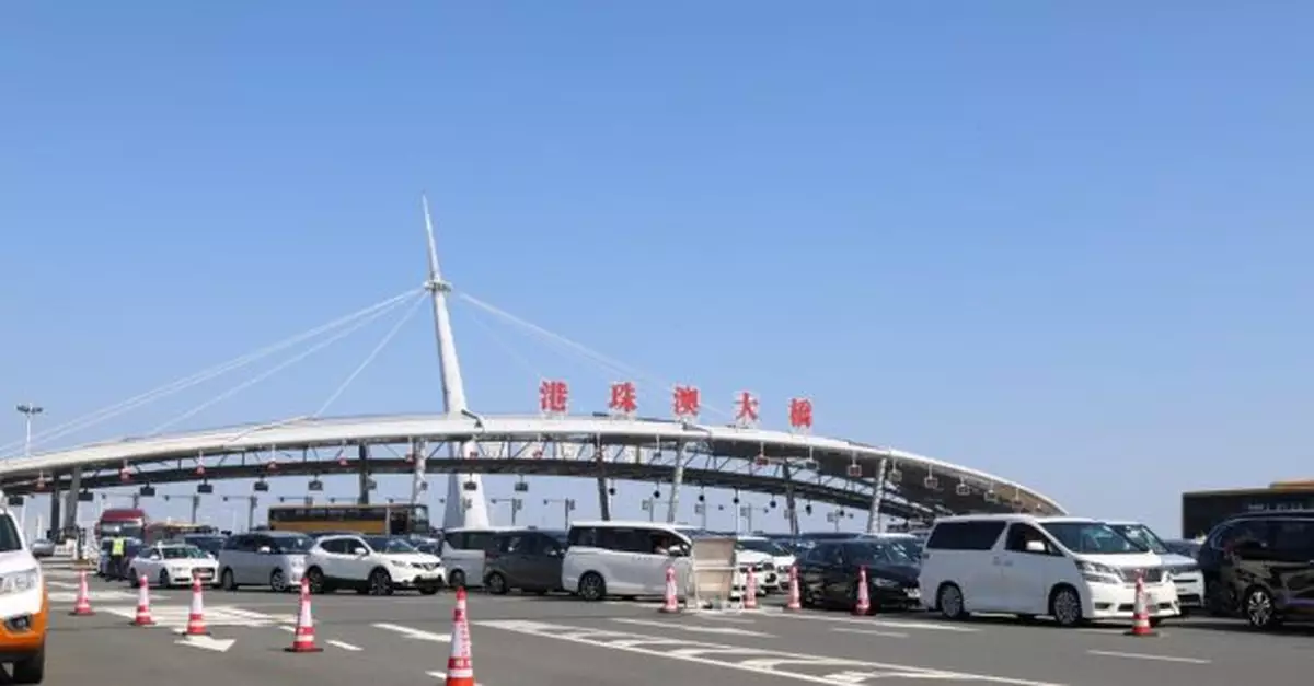 運輸署：港珠澳大橋珠海口岸往香港方向車輛通關廣場現時非常繁忙