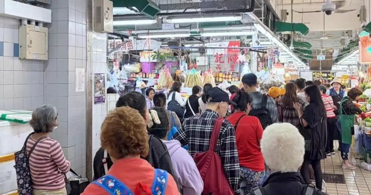 市民到街市買餸準備團年飯　有檔主稱蝦蟹來貨價升近三成