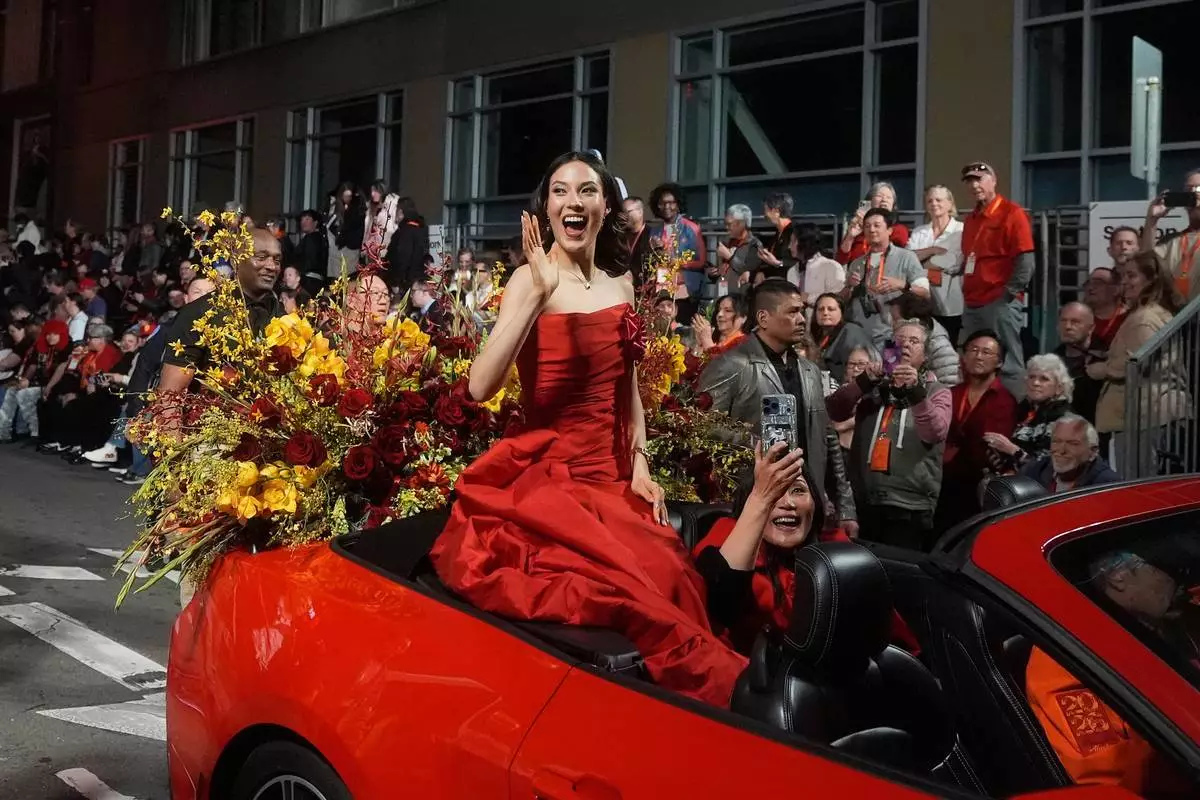 谷愛凌領銜三藩市農曆新年巡遊 數千民眾夾道歡呼