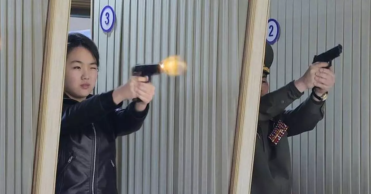 金正恩攜女兒視察軍工廠親自試射手槍 促常規武器現代化