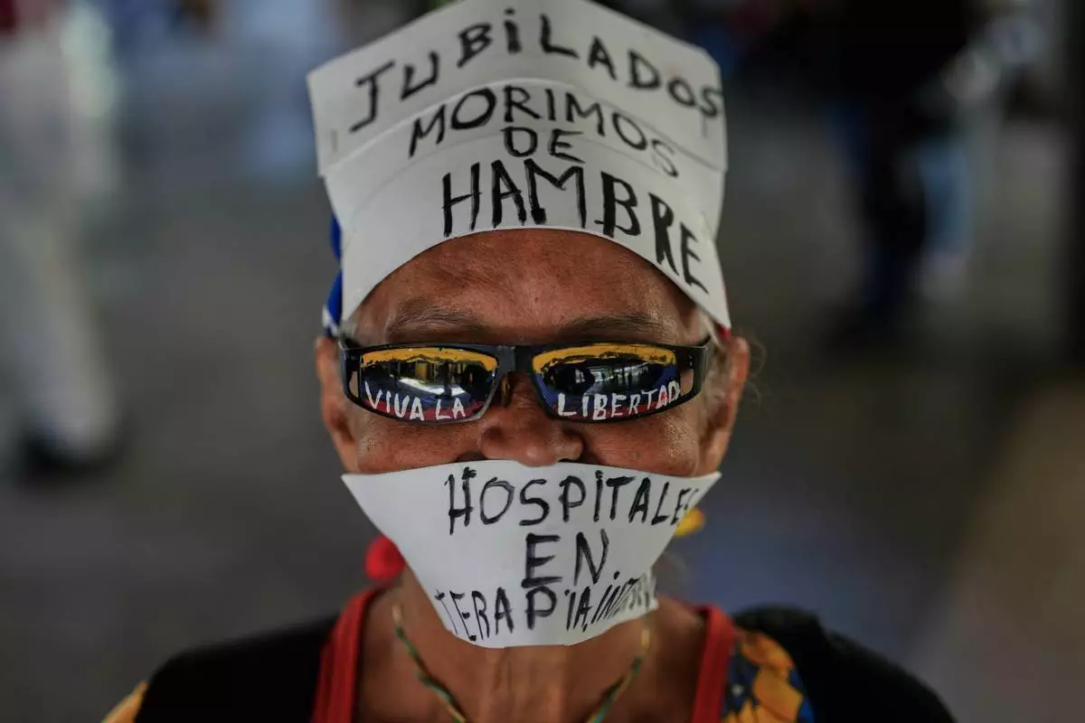 2026年3月25日周三，在委內瑞拉（Venezuela）加拉加斯（Caracas），一名示威者參與遊行，要求提高薪金、退休金及福利。(美聯社圖片/Ariana Cubillos) AP圖片