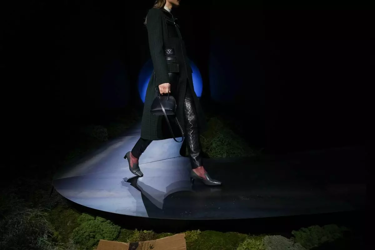 一名模特兒展示愛馬仕2026-2027秋冬女裝系列作品，該系列於2026年3月7日周六在巴黎發布。(美聯社圖片/Aurelien Morissard) AP圖片