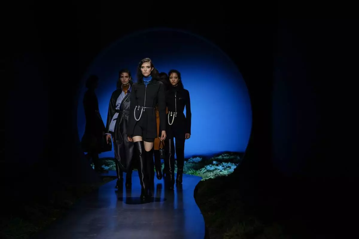 多名模特兒展示愛馬仕2026-2027秋冬女裝系列作品，該系列於2026年3月7日周六在巴黎發布。(美聯社圖片/Aurelien Morissard) AP圖片