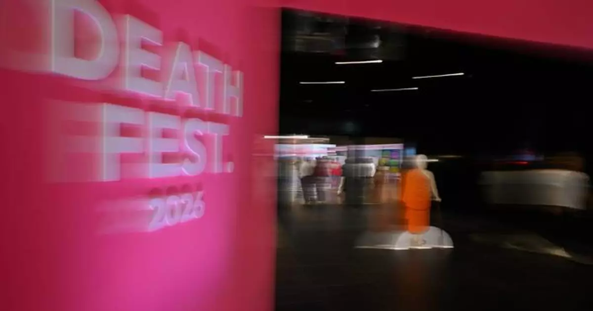 泰國死亡節邀民眾躺棺材 菌絲體環保棺材送別寵物如太空船