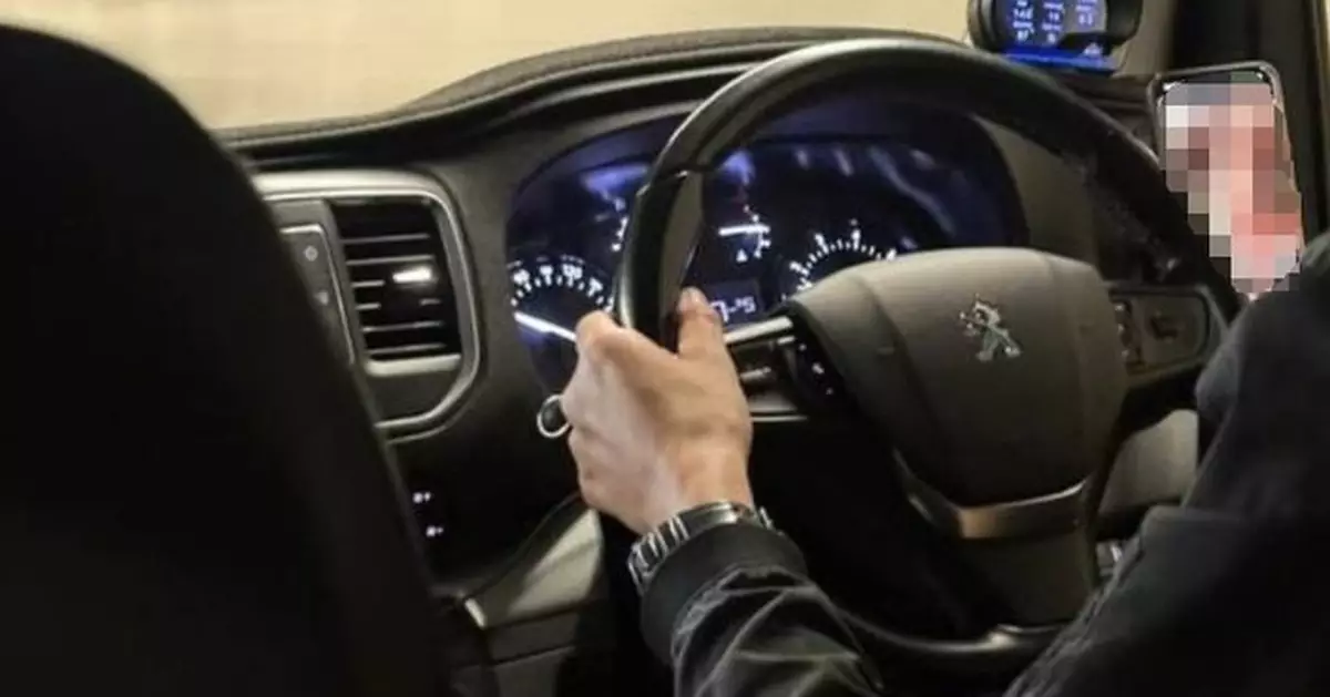 港男搭Uber驚見司機邊駕駛邊睇鹹片 網民指「屬性騷一種」促舉報