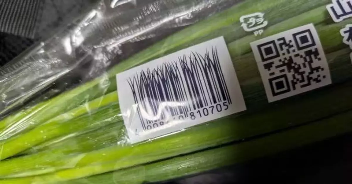 日本超市青蔥包裝藏巧思  神秘「蔥狀條碼」似蔥田創意十足