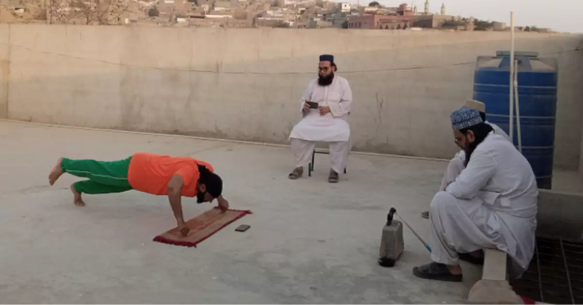 2隻大拇指及單腳支撐 巴基斯坦男1分鐘做66下掌上壓第3度破世界紀錄
