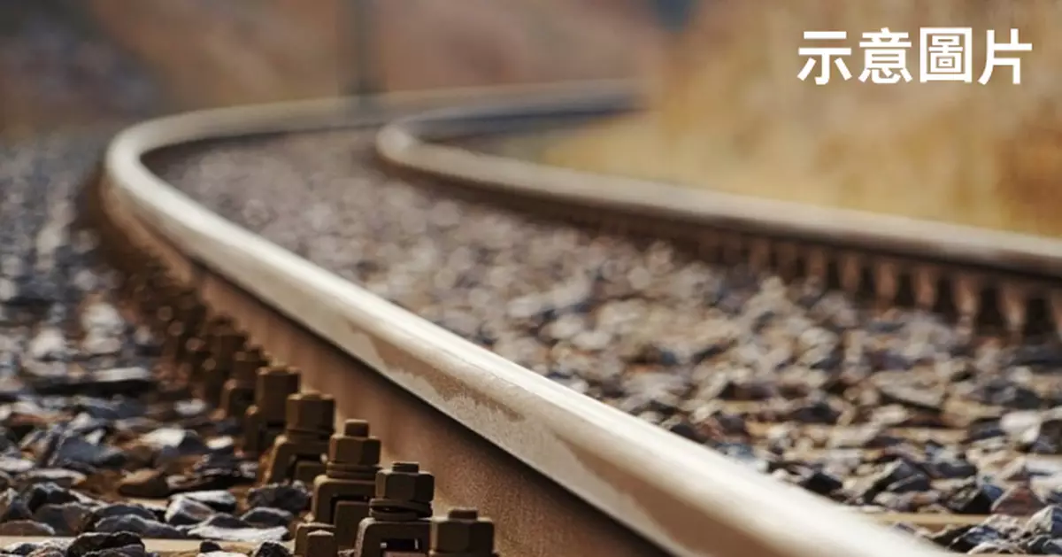 日醉漢疑失足跌落路軌躺鐵軌中央 幸列車司機及時發覺煞車