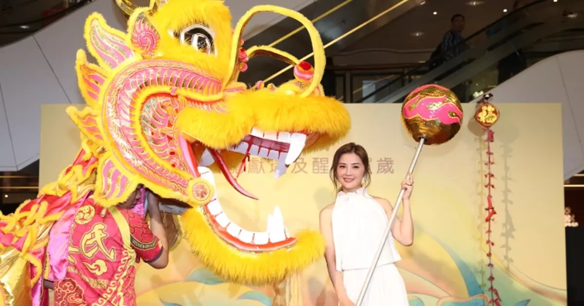 蔡卓妍擊鼓為馬年開運接財神派揮春 阿Sa預告白色情人節驚喜分享「戀愛聖地」