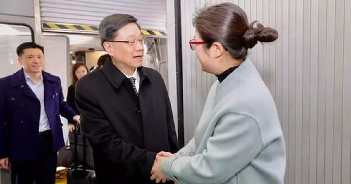 全國兩會｜李家超抵北京　稱期待港區人大代表和政協委員建言獻策