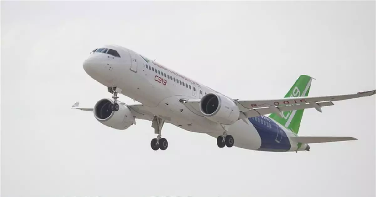 全國兩會｜鄭柵潔：針對高成長行業將突出長遠布局 鑄就「國之重器」