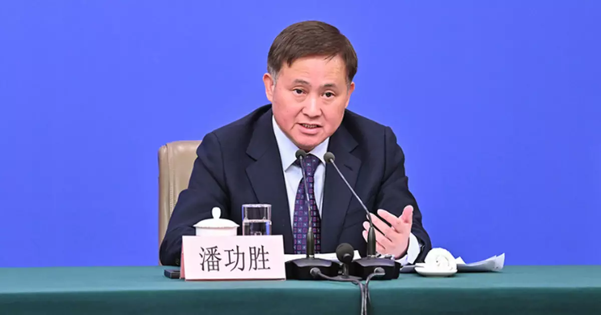 全國兩會｜潘功勝：中國經濟向好 無必要亦無意將人民幣貶值以獲競爭優勢