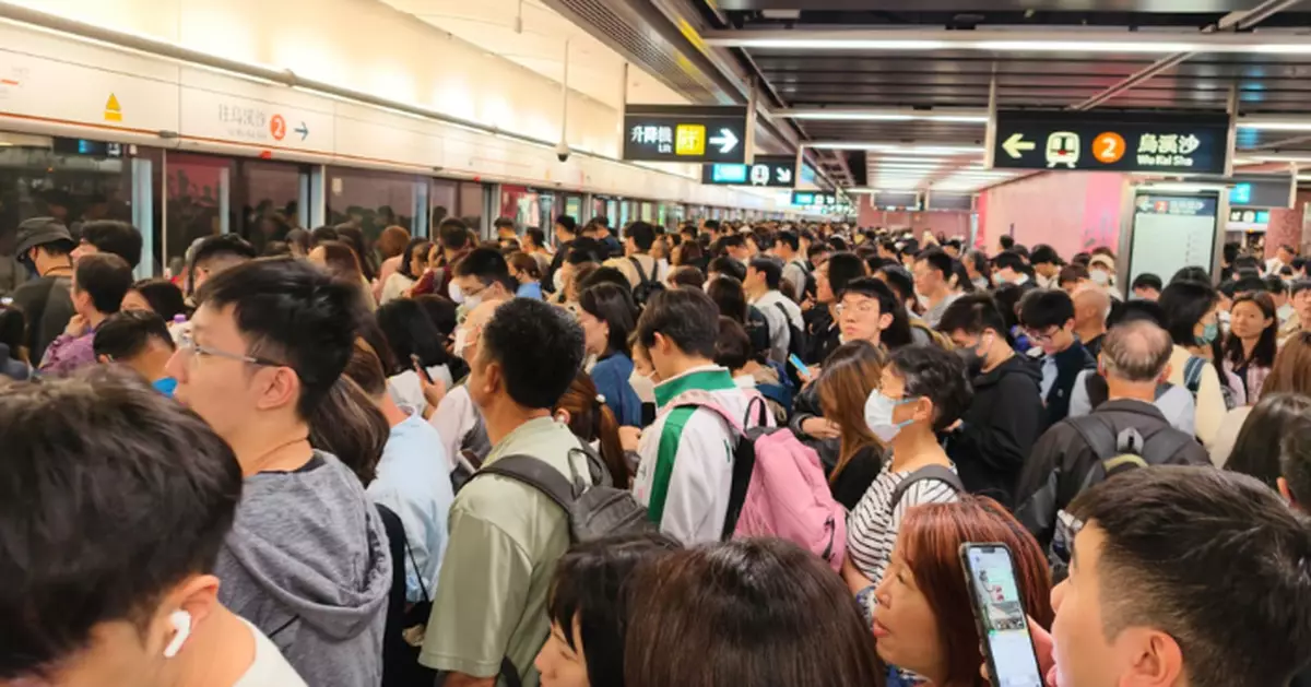 受港鐵東鐵綫事故及獅隧交通意外夾擊 乘客塞爆屯馬綫