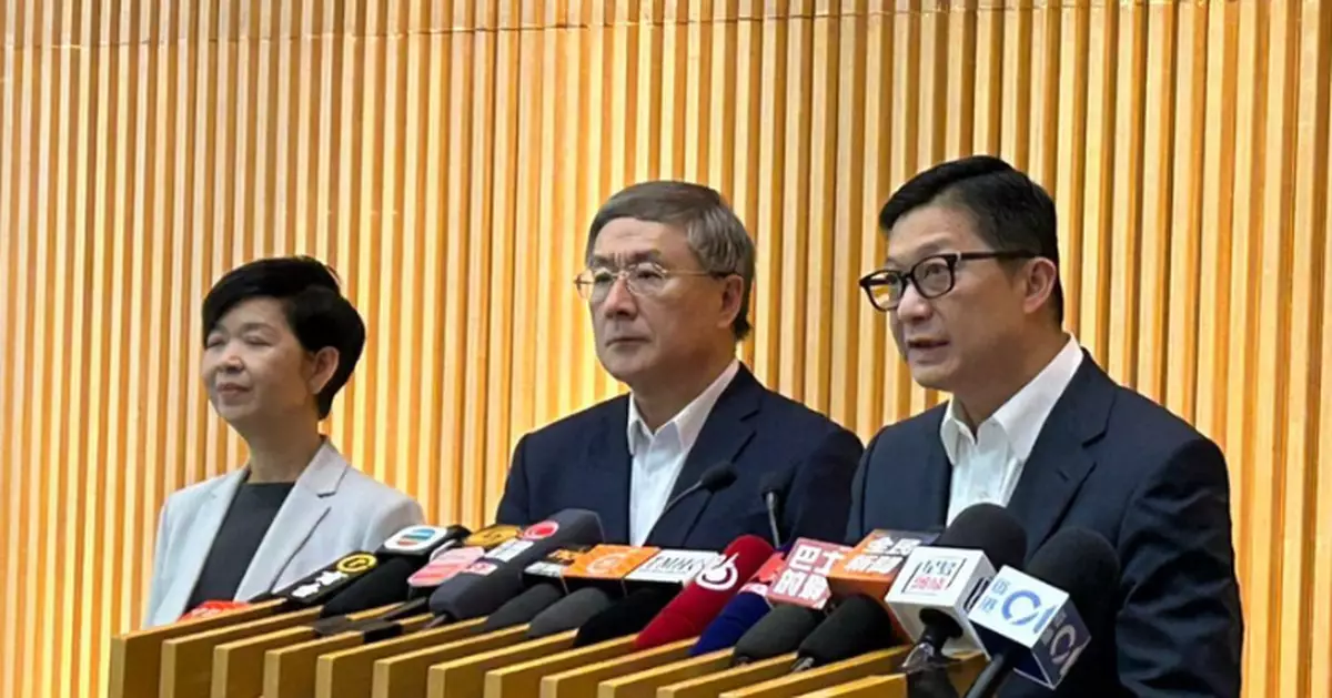 大埔火災｜鄧炳強﹕警方統籌聯合指揮中心 現場協調居民上樓安排