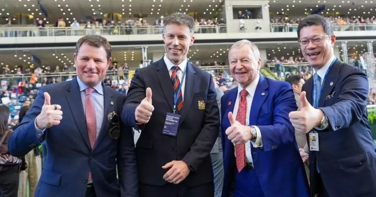 曼聯名宿朗尼莊臣訪港參與學界足球計劃活動 獲邀到沙田馬場大讚賽事精彩環境優美