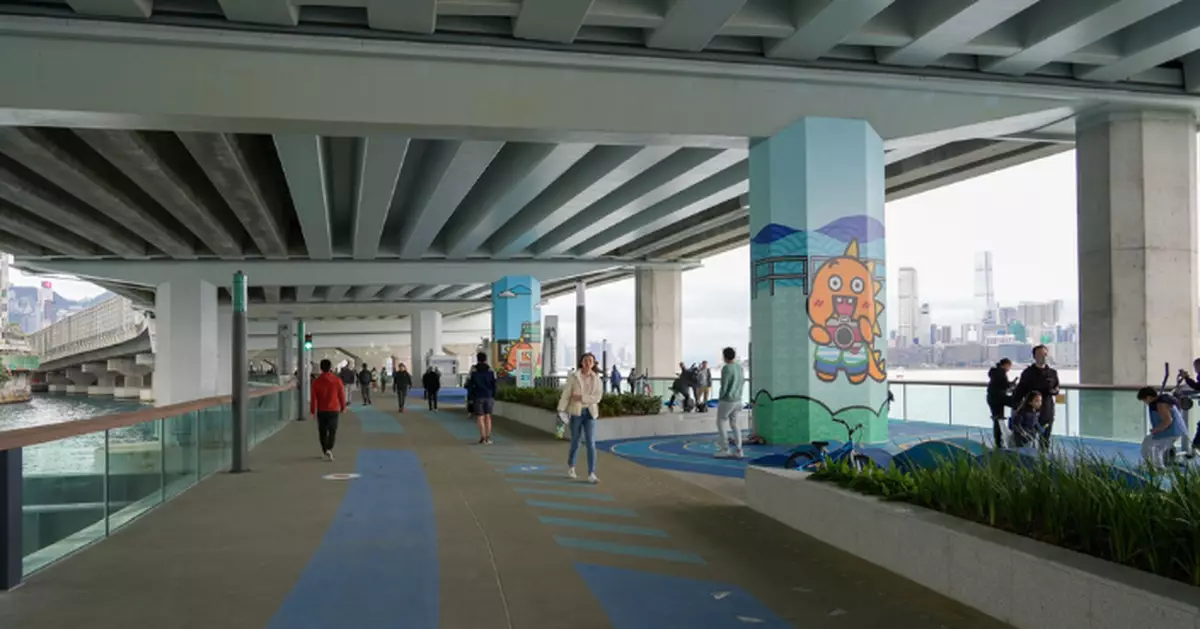 北角東岸板道西段一度停電市民摸黑步行 港燈指供電一直正常已派員支援