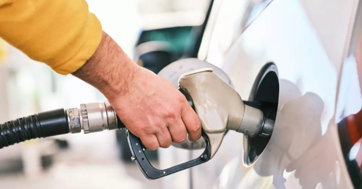 法加油站店員標錯價 1蚊1升油引車主瘋狂搶購