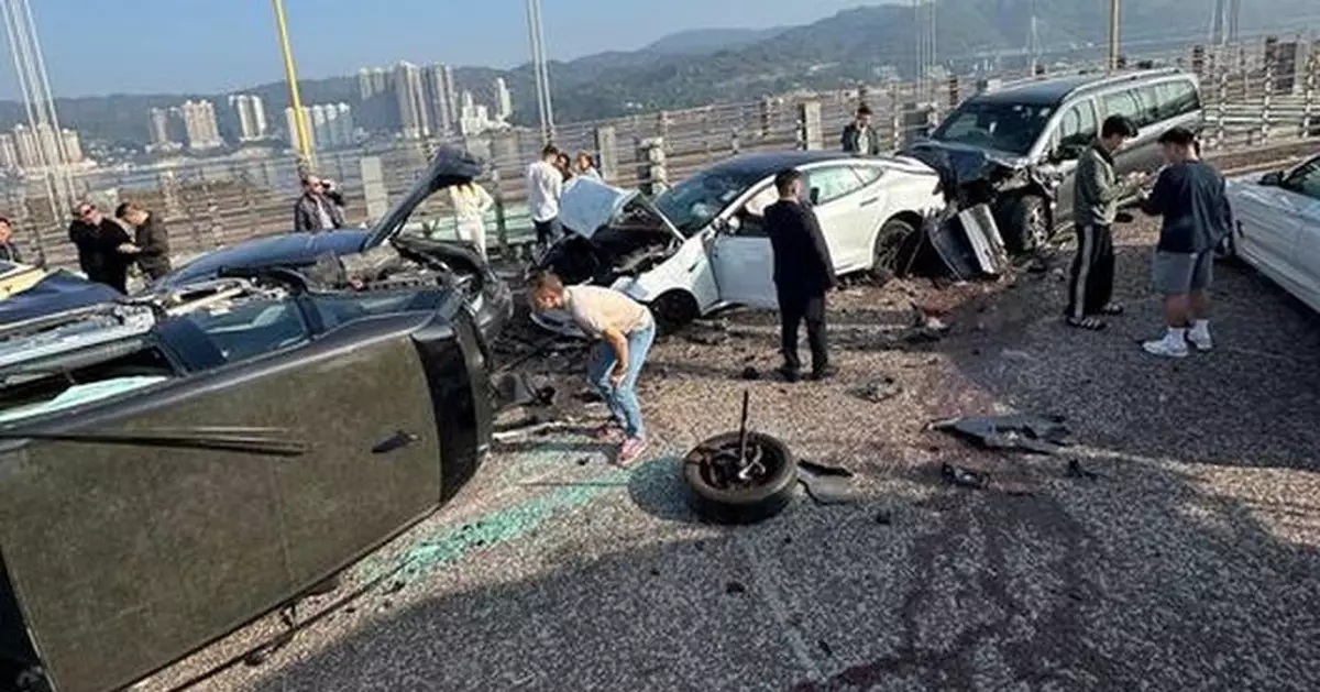 青馬大橋往機場方向逾10車相撞至少10人傷 現場交通繁忙