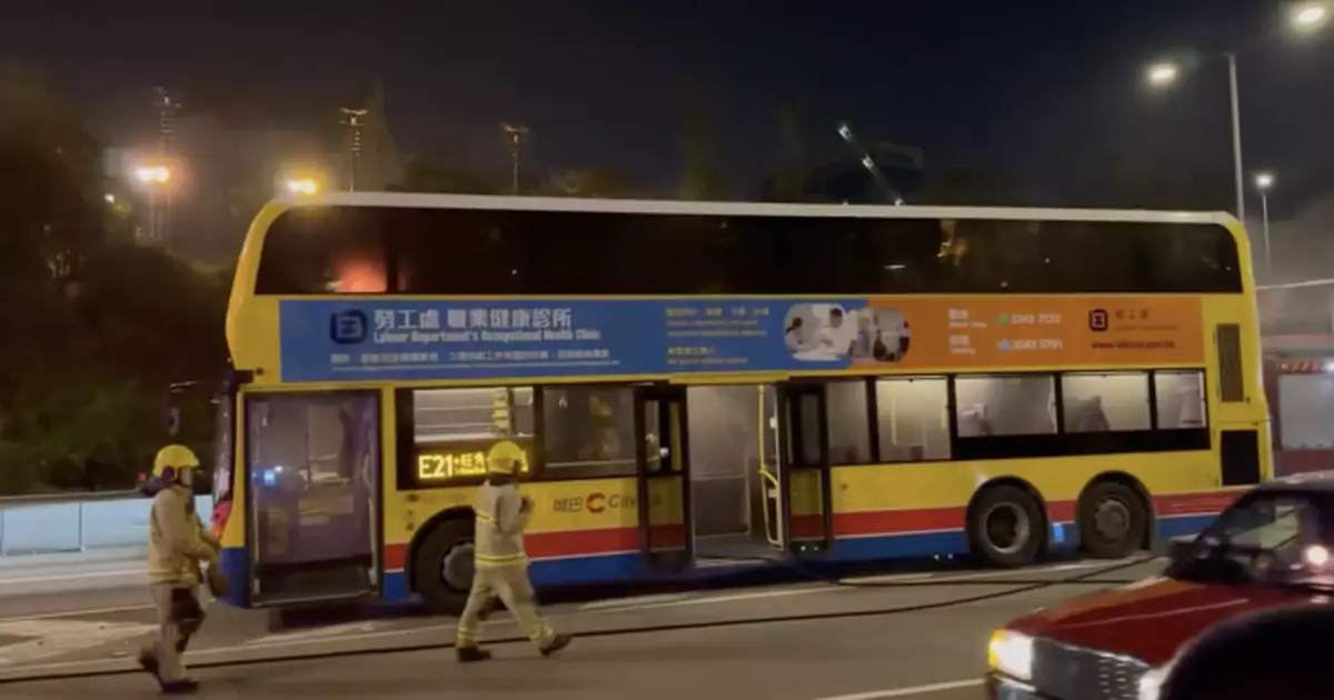 城巴荃灣路行駛期間有乘客「尿袋」起火　兩人不適其中一人送院