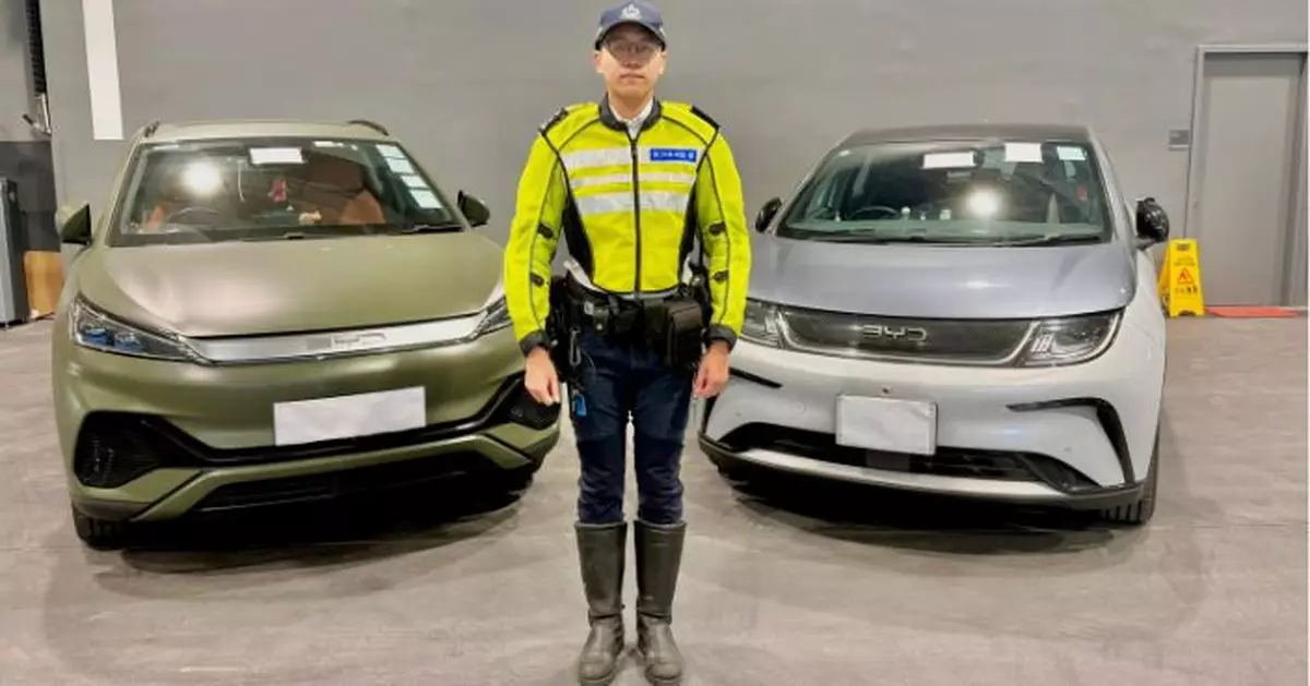 警方灣仔放蛇打擊白牌車 拘一男一女司機扣查兩部私家車